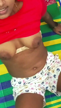 Cette bhabhi indienne aime le sexe de sa coloc et l’éjaculation sur les tétons