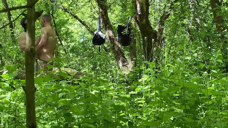 Nick Lewis: Bespioneerd neukparen in het bos