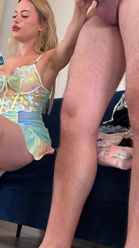 Incrivelmente quente sexy e jovem loira dona de casa trai o marido e faz um cara grande gozar em uma garrafa