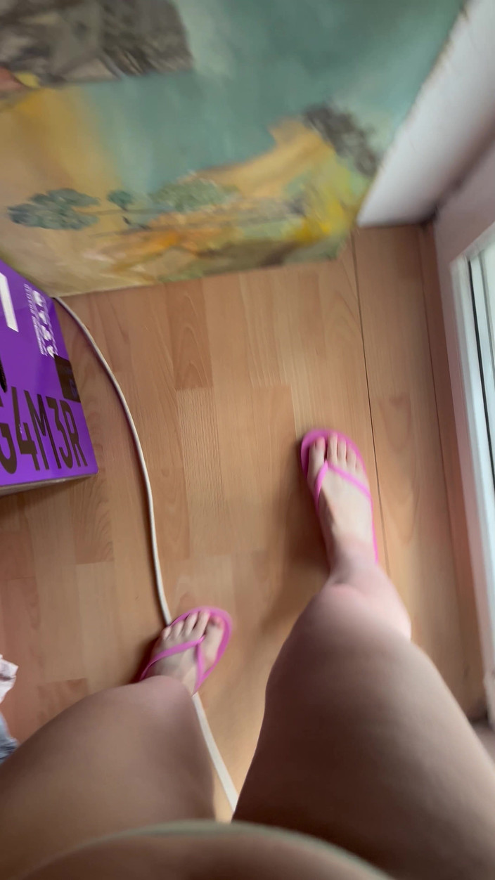 Feet: POV: Sons de Flip-flops Andando