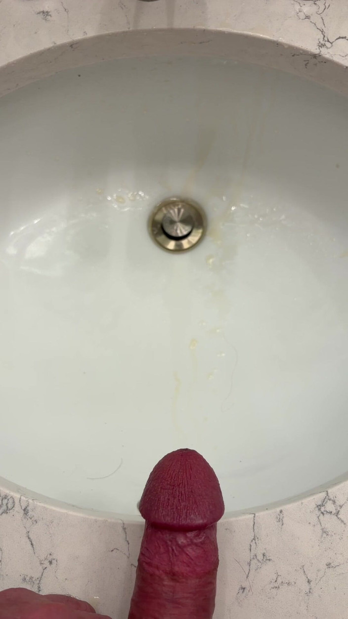 Tatted Daddy: Piscia sul lavandino al rallentatore