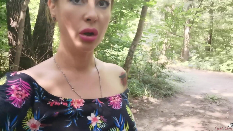 Wet Kelly: MILF Suka Kencing Di Dalam Hutan