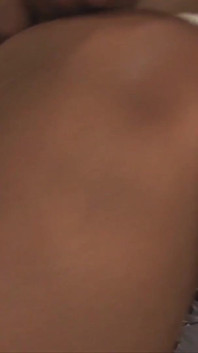 Lavish lo prende nella figa bagnata dopo un gustoso pompino