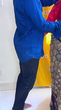 Tailor šuká moji matku v obchodě, když čekám venku!