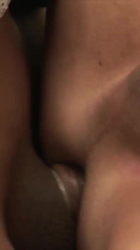 La sexy sirvienta transexual se folla a un chico por el culo