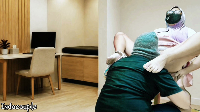 Indo Couple: Hijab Cheating wife let her boss to eat her pissing...