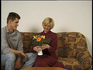 Xfamster: Chlupatá zralá děvka je ošukaná mladším chlápkem