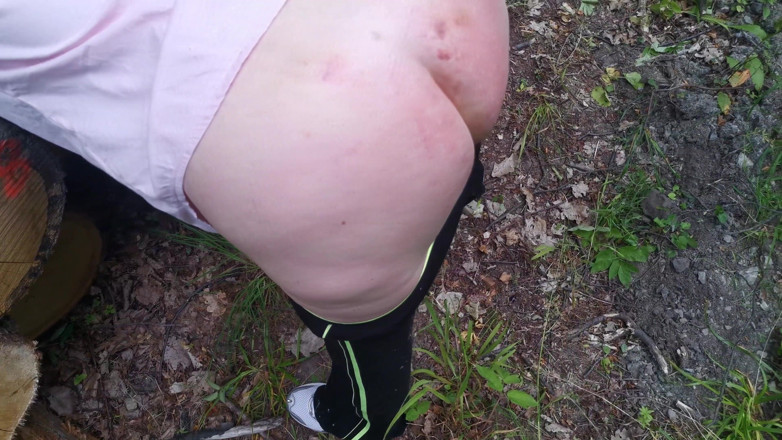 Bouncy Tits Action: Zweep mijn naakte kont in het bos