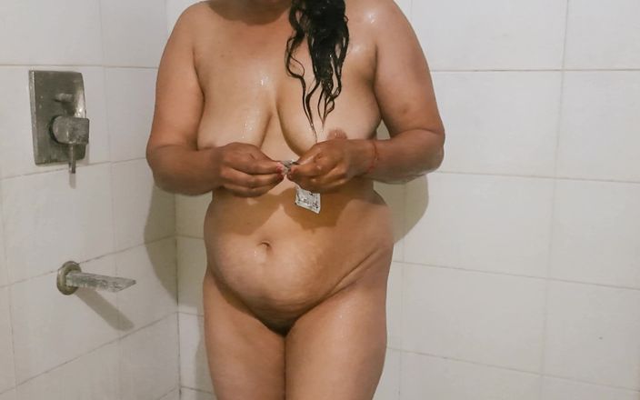 LustTVB4U: Pooja Bhabhi在她的小妞面前洗澡。Mp4