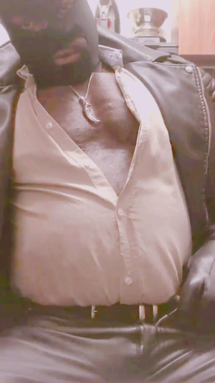 Black smoking muscle stepdad: Maskierte Leder-attired, Aufgeblähter Bauchrauch