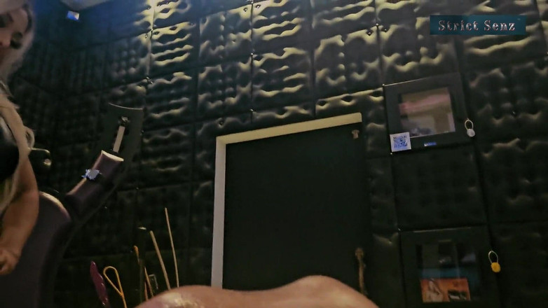 Strict Senz: Sheela Sinner 하드 간지럽히는 긴 손톱에 기름을 신은 몸 드라이버 금속 발톱 랙 2 Fap의 엄격한 속박