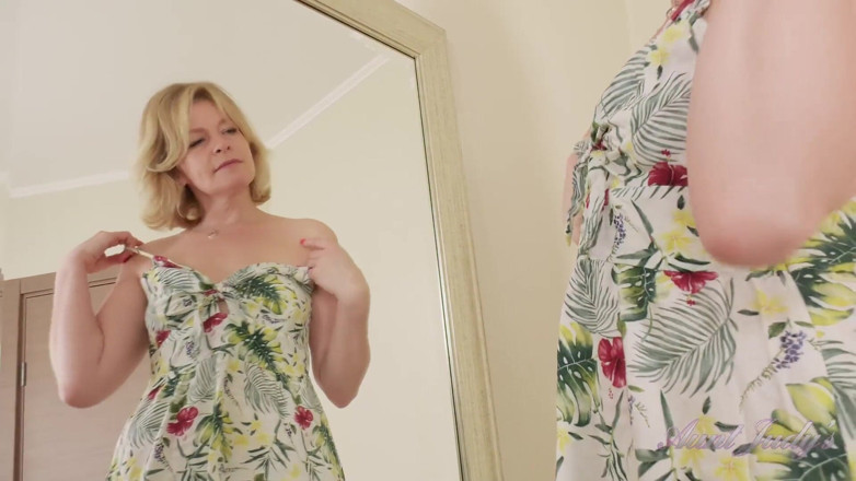 Aunt Judy's: TetaJudys - 55letá zralá MILFka Diana v letních šatech a punčochách
