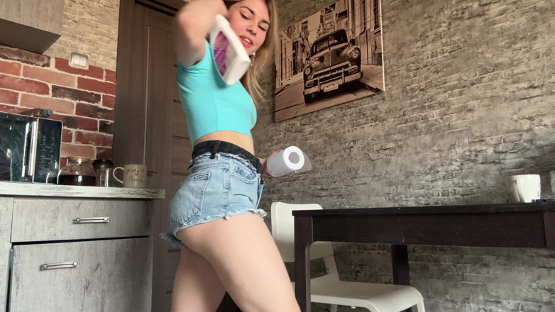 Misty Phoenix: 참지 못하고 반바지를 젖히는 청소부