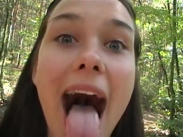 POV Orgasms: 黑发素人少女吮吸鸡巴并被第一人称视角性交