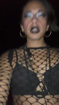 Gece yürüyüşünde işeyen travesti