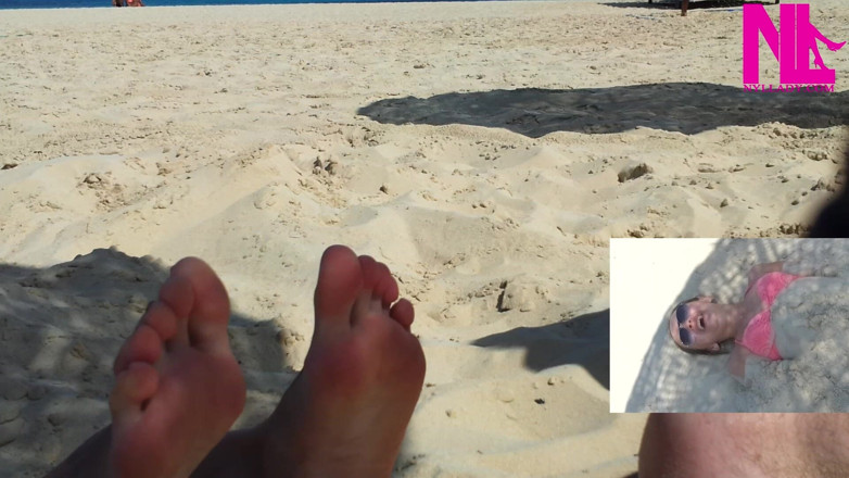 Nyllady: Eu sendo cócegas nos meus pés na praia