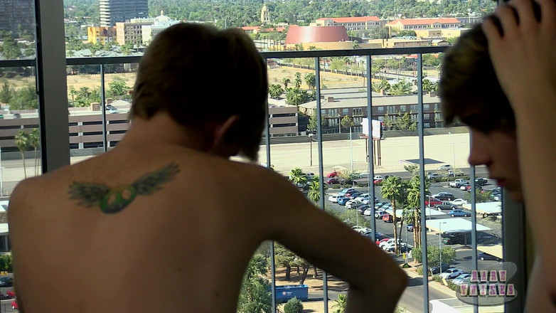 Bare Twinks: Dakota se fait éjaculer dessus sur Élijah !