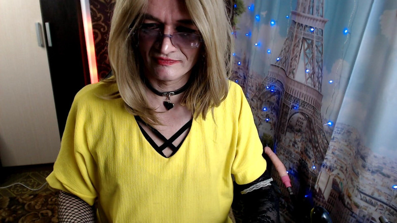 violet_bisex: Смокче чорний ділдо