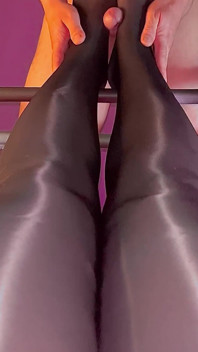 Sexy pies de nylon trabajando con el pie