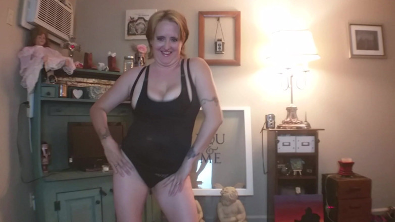 Kennedy Channing: sports bra stan uchhaal stan chudaee ki or le jaata...