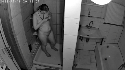 KittieNoOne: 샤워 중 걸렸어