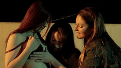 Lesbian Illusion: Tři mladé lesbičky natočené na parkovišti