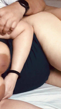 La suocera arrapata con grandi tette ha sedotto il giovane genestro con un grosso cazzo mentre sua figlia grandi tette vengono scopate da dietro