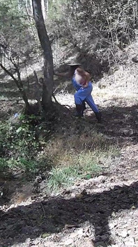 La matrigna di montagna fa una passeggiata nella natura