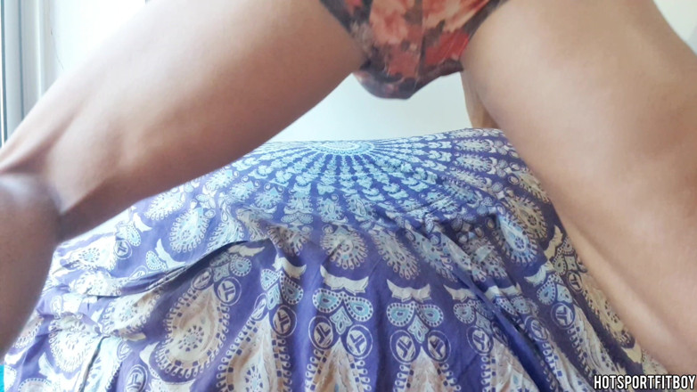 Hotsportfitboy: Pria seksi ngentot sofa sampai muncrat banyak banget - sambil meringis...