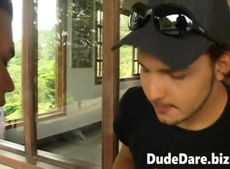 DudeDare: Cowok nakal rambut cokelat lagi asik ngentot kontol besar pria...