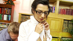 Teasing Angels: Po osamělé podepisování knih brunetka utěšuje spisovatele vášnivým sexem