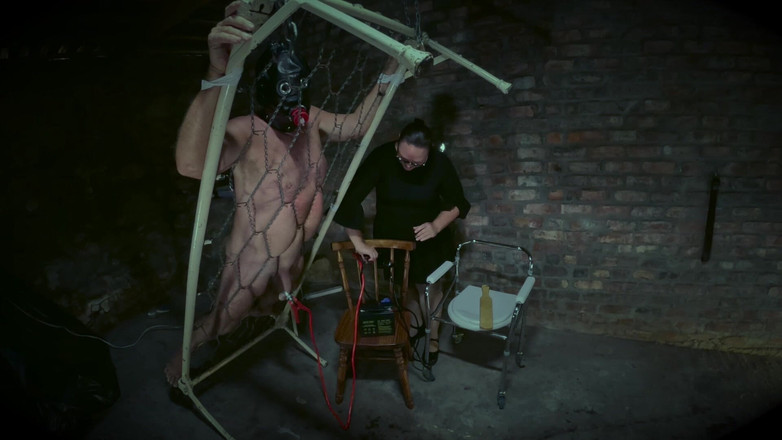 Mistress April: Lit cruel pour esclave