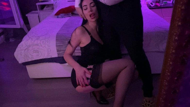 Slowly Tease: # 20 (completo) a Rainha Perfeita de Nylon dá um boquete e...