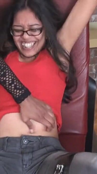 Biri yalvaracak