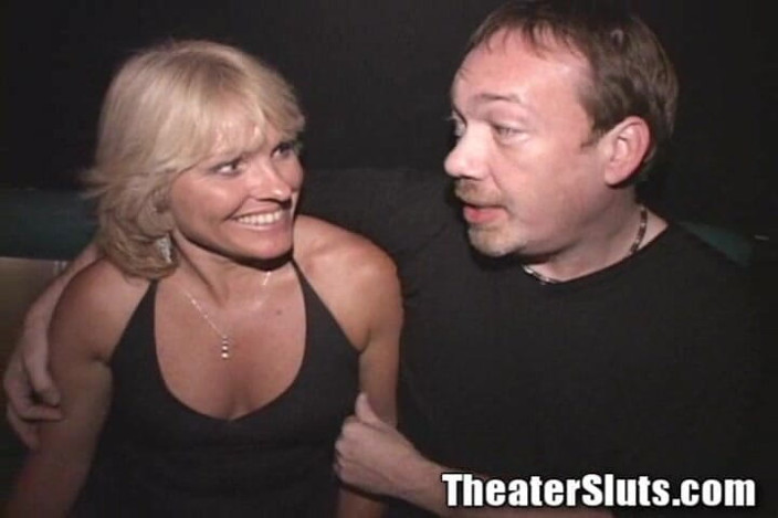 Theater Sluts: Dubur milf jackie 3hole isteri berkongkek pantat keseluruhan teater lucah sperma...