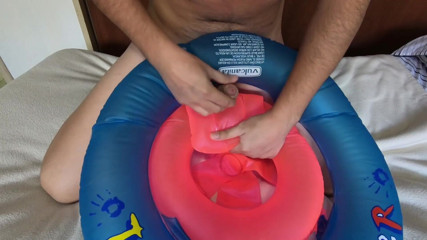 Inflatable Lovers: Zabawa z dmuchanym pierścieniem kąpielowym