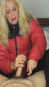 Charlee Chase rood gezwollen jasje aftrekken