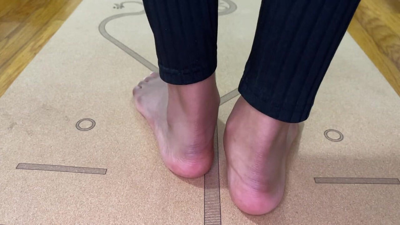 Pink Foxx: Ebony yogi předvádí své nohy