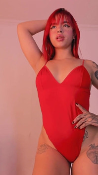 Latina Con Il Sedere Tatuato Che Mostra Il Suo Enorme Sedere per Te