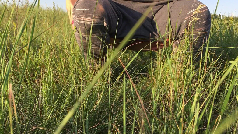 Risky Hairy Couple: Pisse dans l’herbe dans une prairie