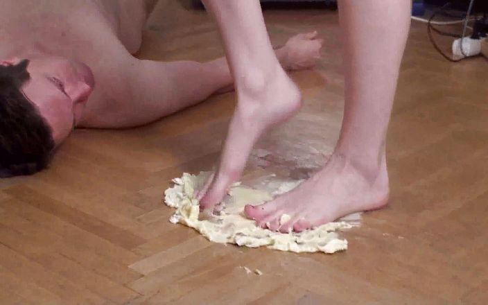 Foot Girls: Calcă mâncarea în picioare și apoi pune picioarele în gura sclavului