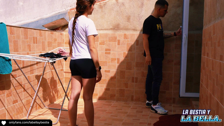 Labestiaylabella: Kapı döllerini tamir etmeye gelen çilingirle sikişiyorum