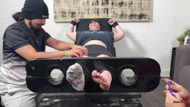 Ticklish Chicks: Tklnurse gâdilată, partea 1