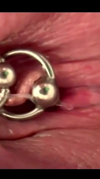 Extrema de cerca frotando mi clítoris perforado por un cepillo de maquillaje y un enorme orgasmo me hacen completamente mojar mi coño