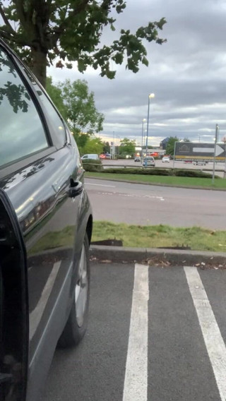 Kelly cd: Kelly cd em vestido vermelho, meia-calça nua e salto alto