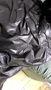 Joc de roluri cu curvă cu pungă de gunoi. Milf cu fetiș din plastic adânc în gât, pe la spate și spermă dublă pe Shiny Bag