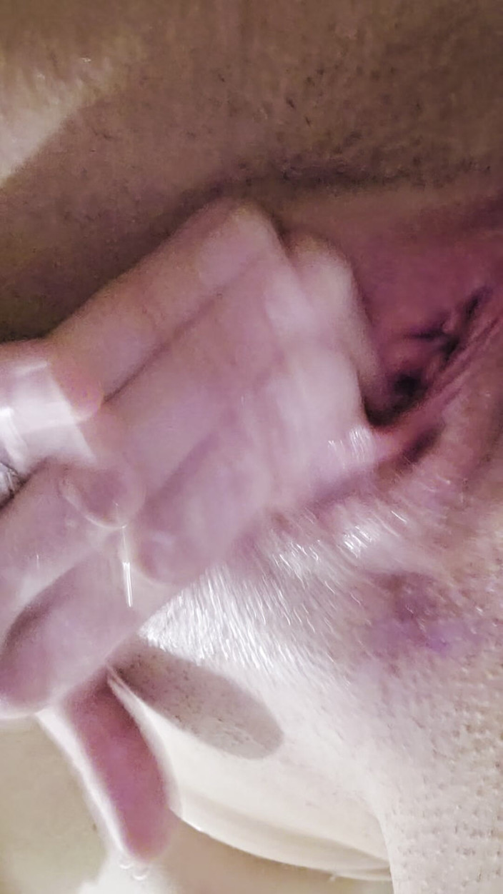 Ana Liz: フェティッシュガールのアナ・リズが浴槽でピンセットで欲情した膣をからかう...