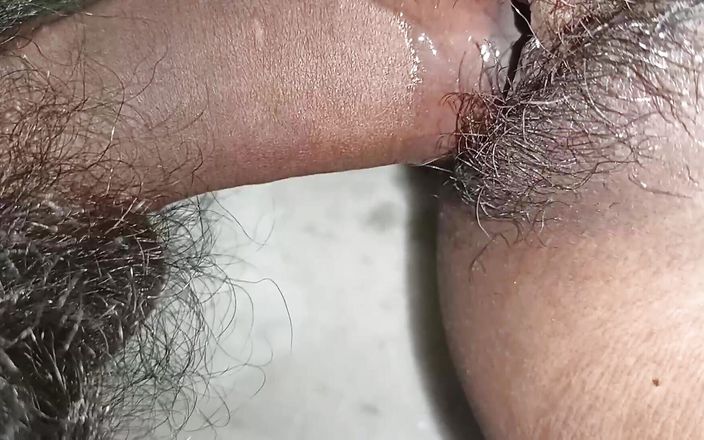 Desi Bhabhi 01: Vysokoškolská přítelkyně šuká v místnosti