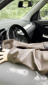 On s’excite en entendant le son de la voiture, en s’embrassant, en se touchant les seins et en ayant des orgasmes.
