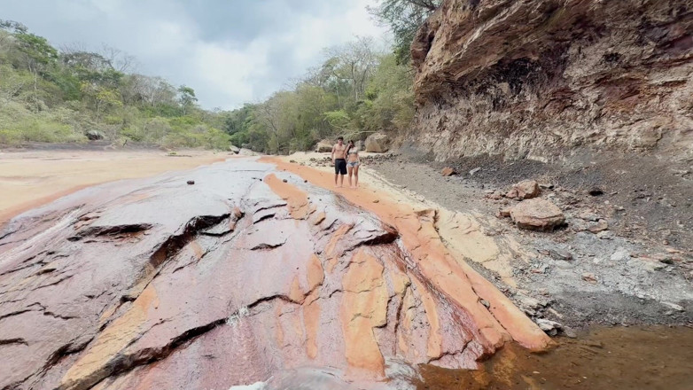 SpaceProductions: Gadis kuliahan muda yang cantik pergi ke sungai setelah kelasnya...